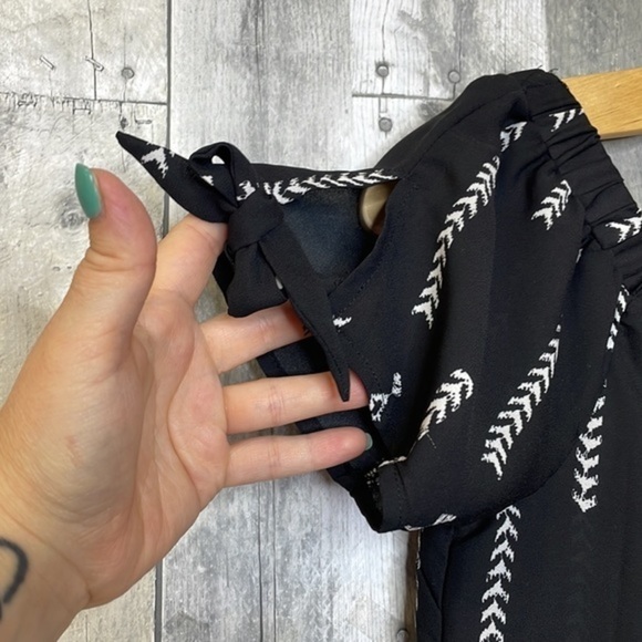SOCIETY Girl black & white geometric print blouse. Tie details on sleeves. Small - Picture 2 of 12